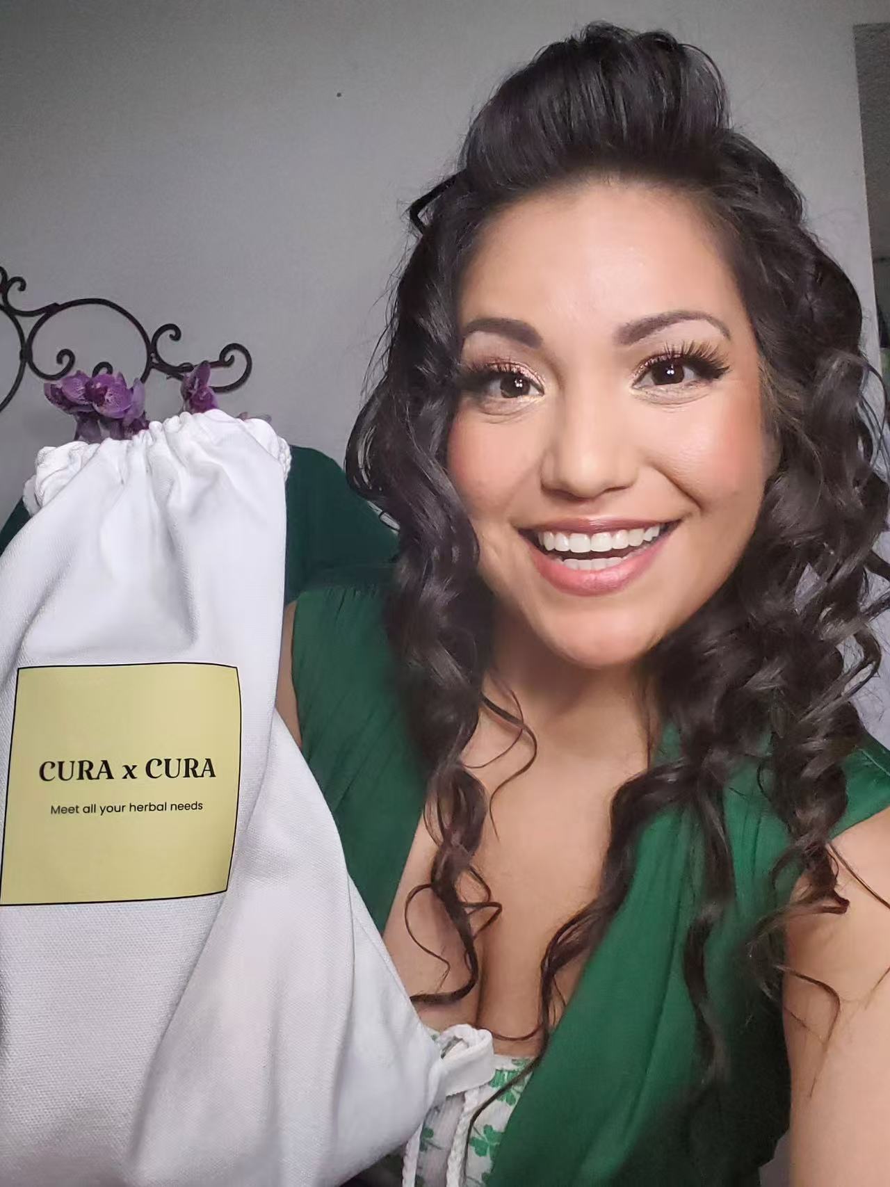 Acupuncturist holding Cura x Cura bag